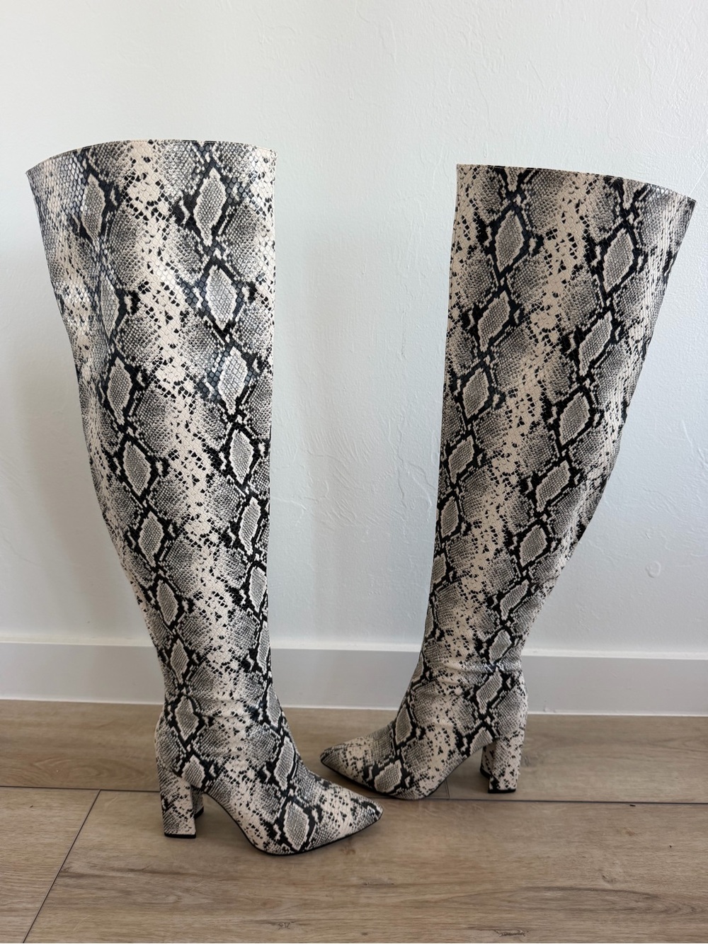 PrettyLittleThing - Snake Print Over-the-Knee Boots